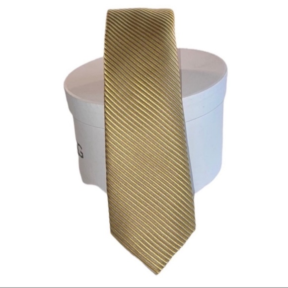 Perry Ellis portfolio 100% silk yellow and silver striped and a few spots - Picture 8 of 8